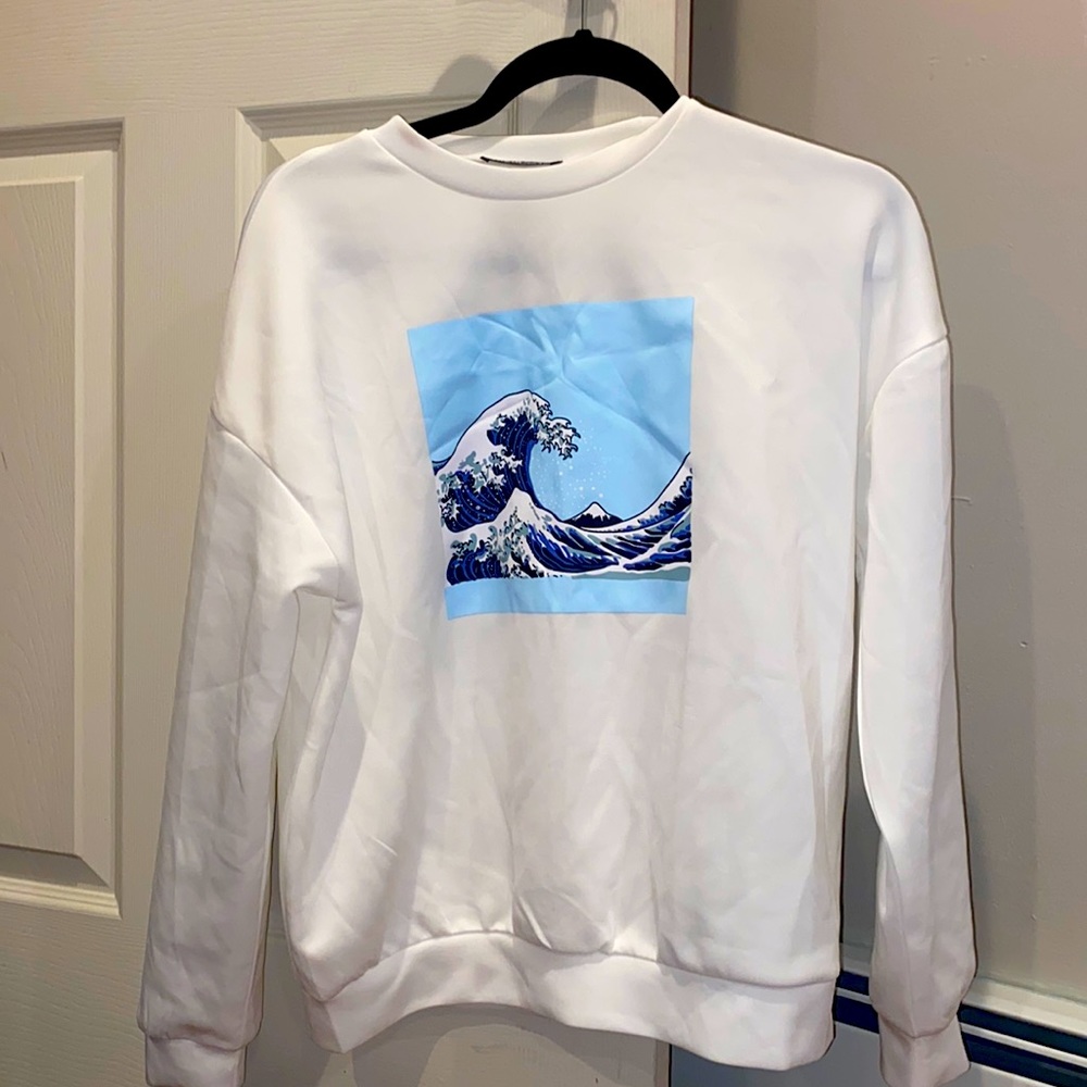 Super CUTE light white wave crew neck.